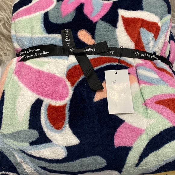 NWT! Vera Bradley throw blanket - Picture 9 of 9